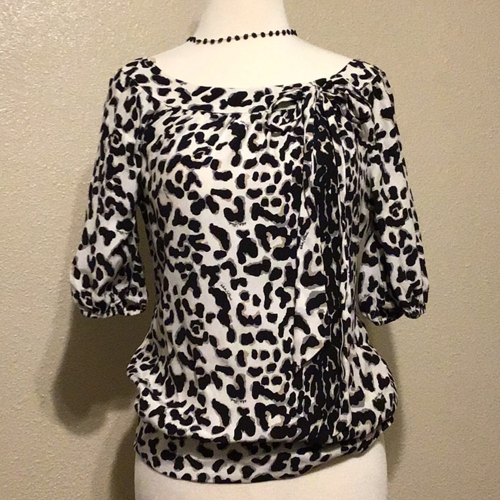 Blouse withe house black cheetah print. Xs